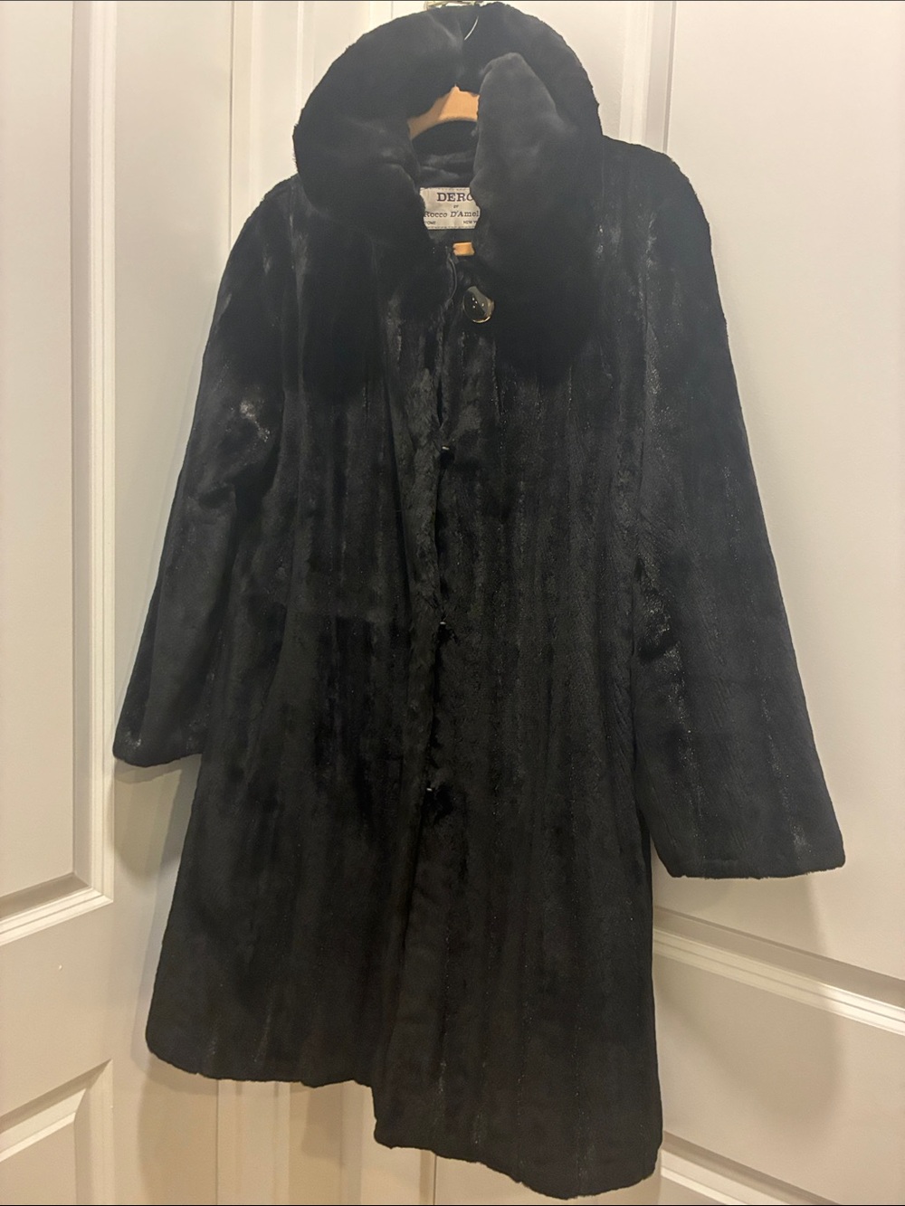 Black Sheared Mink
Lightly worn.
Looks like new